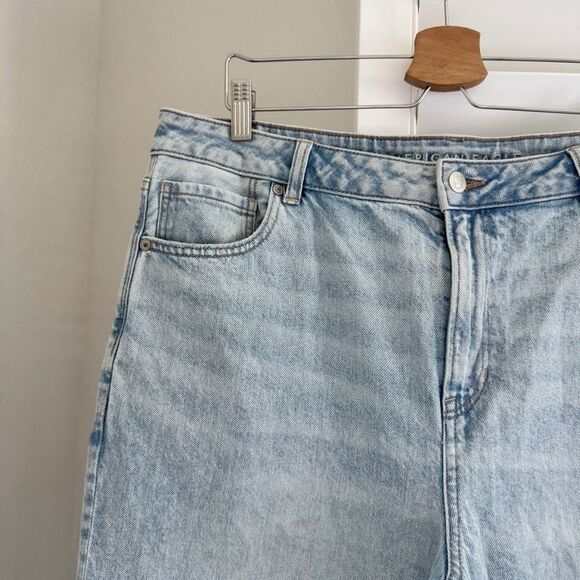 American Eagle AE Mom Jeans in Light Wash Size 16 - Picture 9 of 14